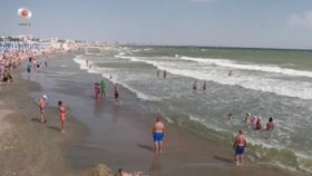 VIDEO Vânt puternic și steag roșu pe litoral: Salvamarii luptă cu turiștii care ignoră avertismentele